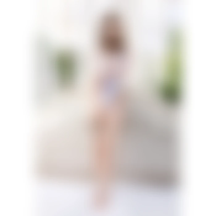 Gerçekçi Sarışın Manken: Küçük Meme Detayıyla Doğal Görünüm - tdmarket.com.tr